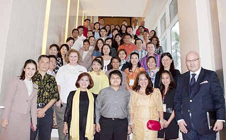 Peta Ruiter (2nd row, white jacket), Director of Business Development of the Hilton Pattaya along with her team of executives greet delegates of the 2012 Pan Asia Forum Meeting & Incentive at a cocktail reception held at the hotel recently.