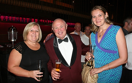 (L to R) Tracy Cosgrove (Melissa Cosgrove Children’s Foundation), Peter Banner (the Happy Auctioneer), and Vera K. (Siam Properties).