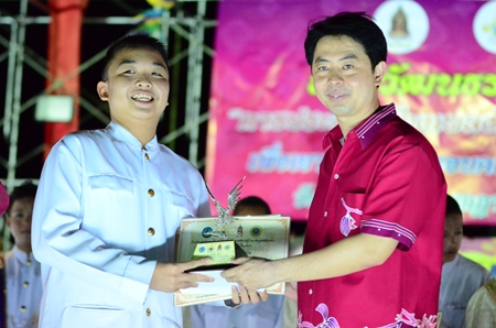 Chonburi MP, Poramet Ngampichet presents a trophy to Thaweesak Raksa from Mathayom 3 student from Pattaya School No. 9, the under-15 Thai traditional dancing contest winner.