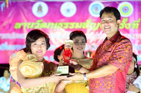 Mayor Itthiphol Kunplome presents the first prize trophy to singing contest winner Wanpen Boonrattavichai.