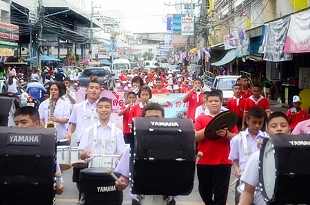 Students lead public officials in a “Fight Dengue Fever” parade last week through Naklua, spreading the message that it is dengue fever season and encouraging people to get rid of standing water around the house to reduce mosquito breading and mitigate the disease’s spread. 