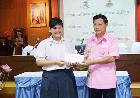 Thittirat Sritheerawiroj from the Chonburi Public Relation Department awards one of the winners. 