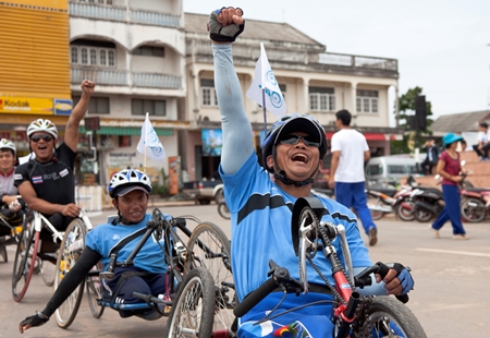 Phadungsak Sri-Phakdee, teacher at the Vocational School, leads the cheers as they near the finish line.