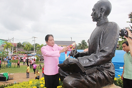 Rayong Gov. Senee Jittakasem leads the remembrance and merit-making ceremony at Sunthorn’s statue in Klaeng District, the birthplace of the poet’s father. 