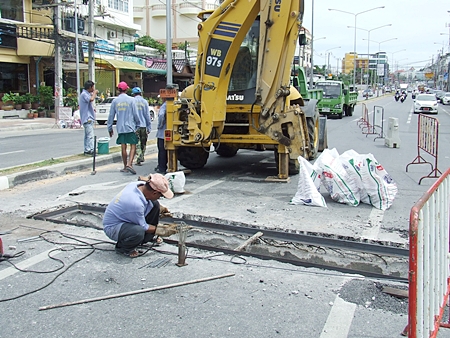 Workers from Pattaya’s Engineering Department repair the sunken drain in Jomtien. 