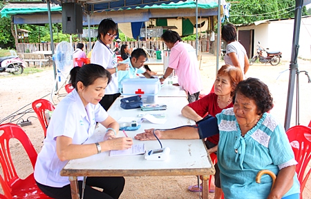 Folks from the Chong Lom Temple-area receive free medical advice as part of the city’s doctor-house call project. 