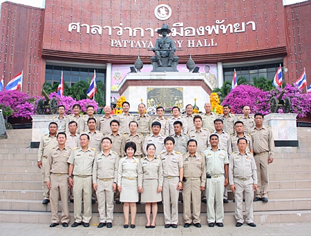 Pattaya’s newly re-elected mayor, deputy mayors and city council members in front of the King Taksin Monument at City Hall. 