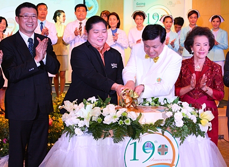 Cultural Minister Sukumol Kunplome (2nd left) helps cut the birthday cake to celebrate the 19th anniversary of Samitivej Sriracha Hospital with Nopadol Nopkhun, director of Samitivej Sriracha (2nd right). 