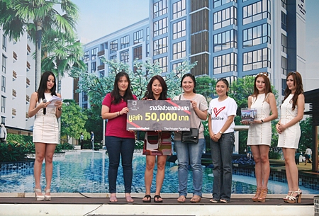 A lucky customer receives a 50,000 baht discount on her condo purchase.