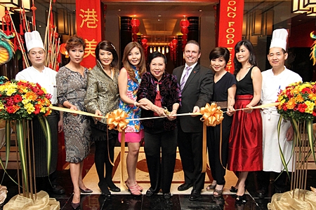 M.R. Kitiwattana Pokmontri (centre) was guest of honour at opening ceremony of the ‘Hong Kong Food Festival 2012’ at Heichinrou Restaurant at the Amari Watergate Bangkok recently. Others attending included (l-r) Chong Yuen Ming, BBQ Chef, Dr Kritika Kongsompong, Nichaya Chaivisuth, the hotel’s Director of Communications & PR, Avasada Pokmontri, Pierre Andre Pelletier, the hotel’s GM, Srisupang Morris, Panitnart Yampeka and Lau Ful Hong the Dim Sum Chef.