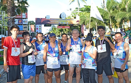 Waran Chalermrithichai (4th right), Director of Administration of the Dusit Thani Pattaya gives the thumbs up as his team of runners received their medals in appreciation for their participation in the Pattaya King’s Cup Marathon recently.