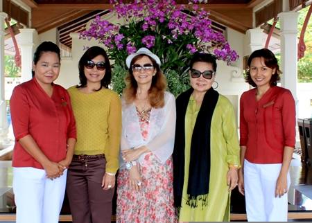 The management of the Sheraton Pattaya Resort, headed by Rojjana Franzke (left), Executive Assistant Manager and Chuankid Yeepoo (right), Executive Housekeeper welcome Earth Saiswang (2nd right), president of the Hotel PR Association of Thailand who was accompanied by legendary singer Nadda Viyakarn (centre) on their visit to the resort recently.