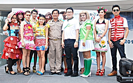 Saran Tantichamnan (4th right), GM of the Central Festival Center together with his friendly staff visited the Nernplabwan School where they organized ‘Energy Day 2012’. Together with Wattana Plienrith (4th left), the school’s head, they held educational activities for the students to instill the awareness of environment preservation and protection especially in matters of reduction of energy consumption.