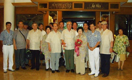 Former Minister of National Defence of the Republic of Korea Kwon Young Hae (4th right) and Madame Kim Hyo Soon (3rd right) led an official delegation from their country on a familiarization trip to Pattaya as guests of the Permanent Secretary of the Thai Ministry of Defence recently. They were welcomed to the Montien Hotel, Pattaya by Pakorn Srisook Executive Assistant Manager (2nd right) and Kamron Jamsrisai (left).