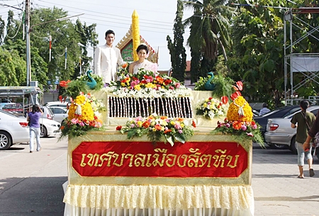 Lert Punya School in Sattahip won the annual best candle contest with one carved depicting the King of Nagas.