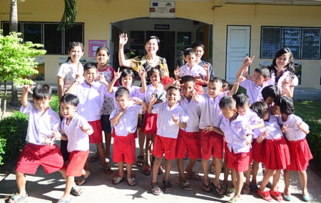 Radchada Chomjinda and 20 children from the HHN’s Pattaya Orphanage say thanks to Pattaya Mail. 