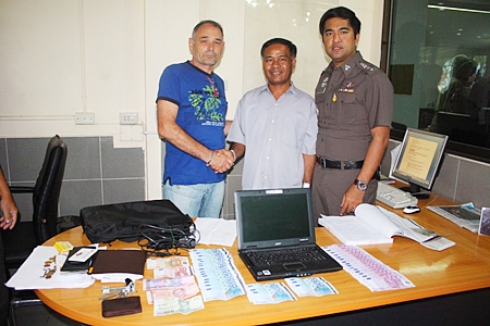 Daniel Andre Jolie (left) thanks Bunyuen Nonthapan (center) for returning his money and laptop. 