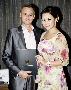 Pannada Wongphudee (Boom), right, with Jason Payne, the Vice President of Tulip Group. 