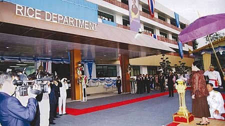 11 March, Her Majesty the Queen presiding over the Opening Ceremony of the Rice Department Headquarters, Ministry of Agriculture and Cooperative, Chatuchak District, Bangkok.