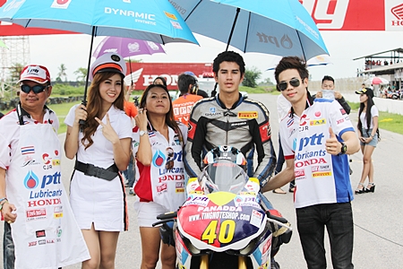 Ben Fortt, second right, poses on the starting grid with the brolly girls and Tingnote Titipong, far right, the 2010 Thailand champion. 