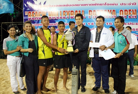 Pattaya Volleyball U14 team accept the winning trophy from city councilor Banjong Banthunprayuk.
