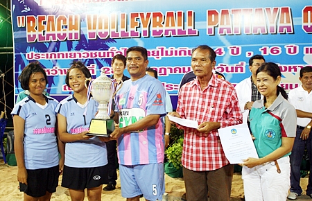 Pattaya School No. 11 receive the trophy from councilor Thongchai Aajsong for their win in the U16 female category.