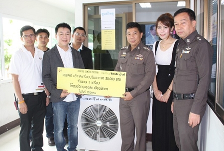 Saran Tantijamnaj (2nd left), director of Region 3 and acting general manager of Central Festival Pattaya Beach recently donated a 30,000 BTU air conditioner to the Pattaya police station. The cooling unit was thankfully received by Pol. Col. Thummanoin Munkhong the superintendent of the station. The Central Festival chief also provided staff to install the cooling unit.