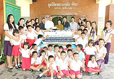 As part of Royal Cliff Hotel Group’s yearly CSR program, Managing Director Panga Vathanakul, Vice-President Vathanai Vathanakul and Executive Director Vitanart Vathanakul together with their the management team recently visited the Father Ray Foundation which includes the School for the Blind, Children with Special Needs, the Vocational School, and the Pattaya Orphanage to donate cash, foodstuffs, books and clothing.