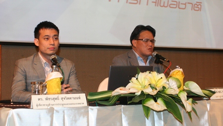 Dr. Phatcharasut Sujarittanont (left) and Pol. Lt. Jetsada Sewarak (right), secretary to the vice president of NBTC, address another in a series of public hearings to review the rules of a long-delayed 3G auction. 