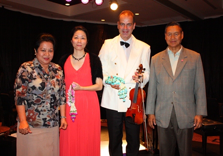 Gen. Kanit and Khunying Busyarat Permsub present royal garlands to the talented artists.