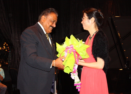 Peter Malhotra congratulates Aree Kunapongkul for her superb performance. 