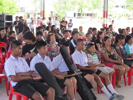Contestants and honored guests cheer for their children in the 4th Pattaya Music Challenge organized by the Pattaya Social Welfare Department.