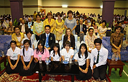 Mayor Itthiphol Kunplome (center, left) sits for a photo with Nittaya Patimasongkroh (left), president of the Warm Family project, Tami Kojima (2nd left), wife of the Ambassador of Japan, Rosa Pena Perez Rea (3rd right), wife of the Ambassador of Mexico, Teresa Wise (2nd right), wife of the Ambassador of Australia, and Sopin Thappajug (right), former president of the YWCA Bangkok-Pattaya Center, with youths that have received scholarships from Warm Family project. 