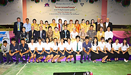 Mayor Itthiphol Kunplome and sponsors of the Warm Family project pose for a commemorative photo with youths accepting scholarships from YWCA Bangkok-Pattaya Center.