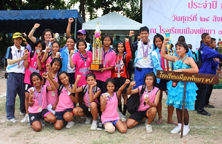 Teachers and athletes from Pattaya School No. 7 take a championship photo to celebrate the most wins during the Pattaya Schools Sports Day 2012.