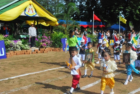 Vice-Principal Chalaeng Rungsaengjan (left) presides over the Navy Children’s Sports Day opening ceremony. 