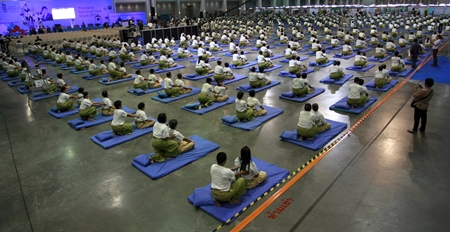 641 massage therapists mass-massage 641 people simultaneously for 12 minutes to win a Guinness World Record. (AP Photo/Apichart Weerawong) 