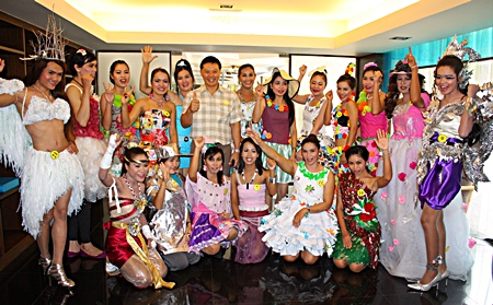 Contestants pose for a photo with Bayview General Manager Nijjaporn Maprasert.