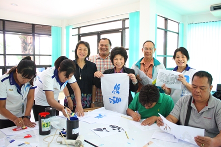 Pattaya council member Chanansa Sutthithamrongsawat (center) (4th holds up a design by one of the Sai community citizens. 