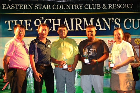 Winners of the fourth round qualifiers for the Chairman’s Cup receive trophies from Pravit Rossawatsuk, 2nd left, the Asst. GM of Eastern Star Country Club & Resort. 