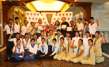 Management and staff Centara Grand Mirage Resort Pattaya celebrate winning trophies at the Pattaya Food & Hotelier Expo ‘2012 and 28th Eastern Seaboard Bartender Contest. 