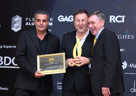 Nigel Cornick (right), CEO of Kingdom Property, presents the ‘Best Condo Eastern Seaboard’ award to Rony Fineman (center) and Kobi Elbaz (left).