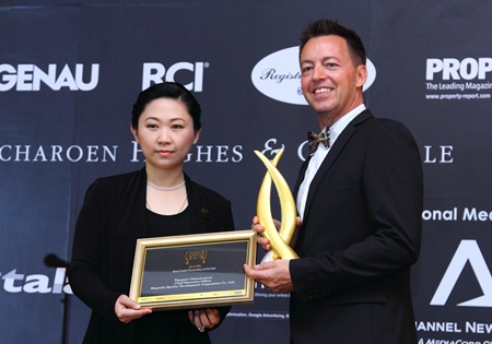 Tipaporn Chearavanont, CEO of Magnolia Quality Development Corporation (left) was named as this year’s ‘Real Estate Personality of the Year.’