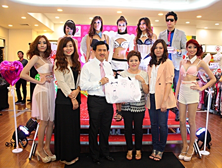 Surat Mekavarakul, MD of Mike Group, presided over the launch of the latest line of Wacoal lingerie products at Mike Department Store recently. On hand to help promote the product were Wacoal Young Designer Vanisa Moksak (2nd left), Assistant Manager Thanan Sujitsakul (3rd right), and Wacoal Young Brand Assistant Wiriya Tatiyajinda (2nd right).