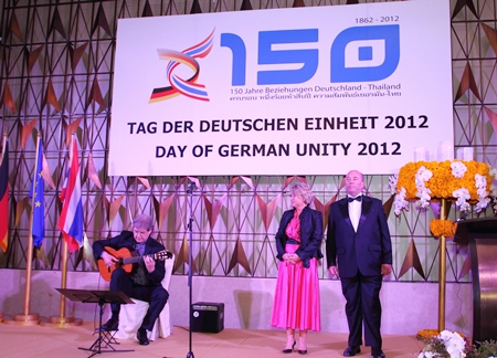 State Minister Cornelia Pieper and ambassador Rolf Schulze listen to Hucky Eichelmann playing the anthems. 