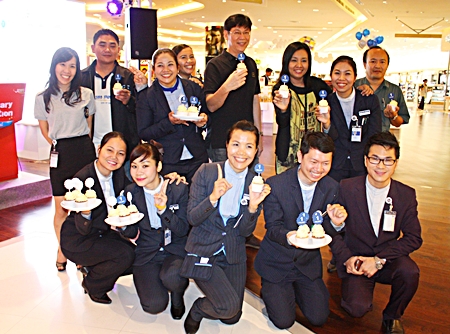 Operations Manager Prasong Nitinavakorn (center) and employees celebrate King Power Pattaya Complex’s 1st Anniversary.