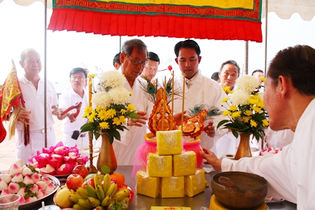 Visit Chaowalitnitithum, president of the Sawang Boriboon Thammasathan Foundation, and Mayor Itthiphol Kunplome perform the invitation ceremonies for the deities at Lan Po Public Park.