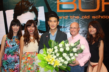 Amari Orchid Pattaya General Manager David Cumming (2nd right) and friends welcome Burin Bunwisut (center) before the show.