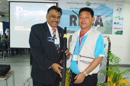 Past President Sermchai Saksalakul presents a token of appreciation to PDG Pratheep Malhotra after his talk on the roots of Rotary.