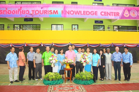 Mayor Itthiphol Kunplome (center), along with Pattaya School No. 8 committee and Pattaya administrators, presides over the opening ceremony for the new program. 